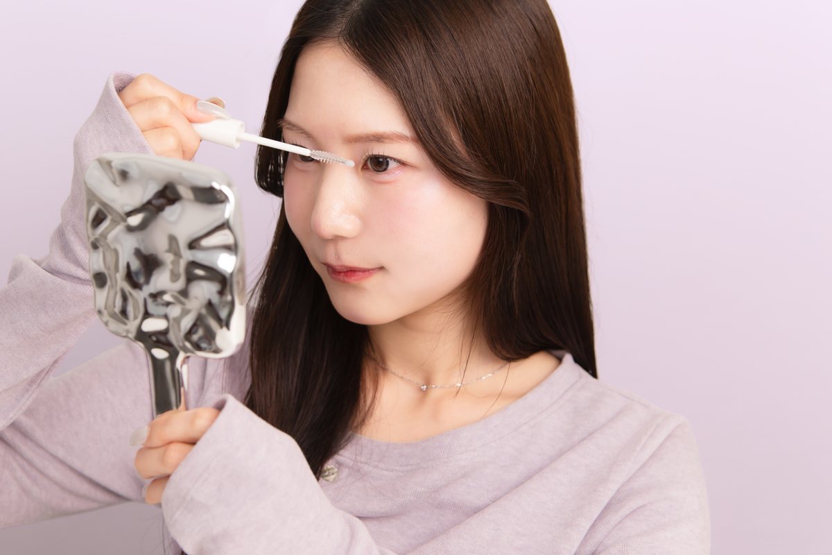 当社アイリストが塗布している様子