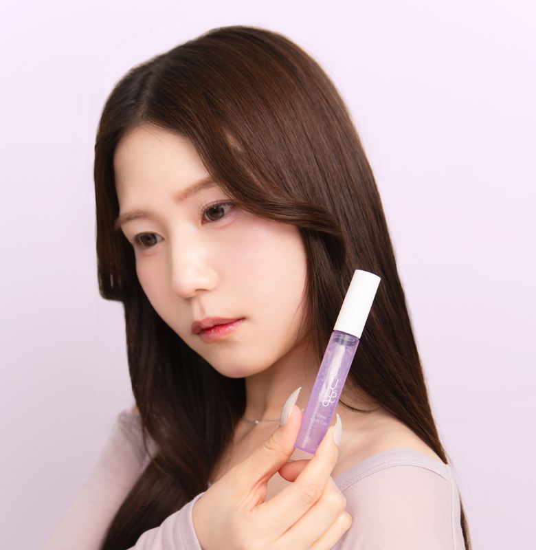 Dew Lash Coat を手にした当社アイリスト
