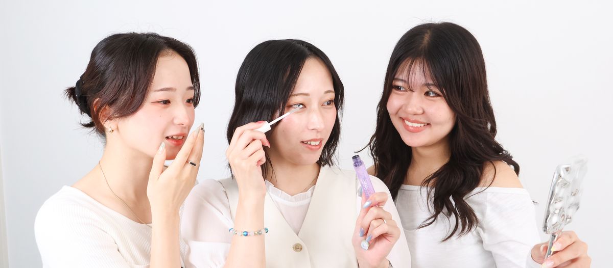 Dew Lash Coat を手にした当社アイリスト3名